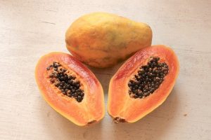 HOW TO CUT A PAPAYA FRUIT BEFORE EATING