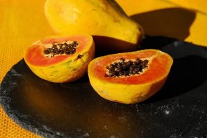 HOW TO CUT A PAPAYA FRUIT BEFORE EATING
