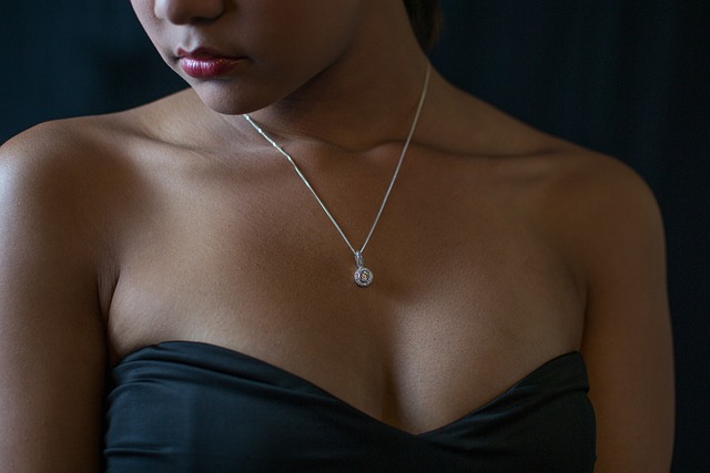 Beyond Rings: How Diamond Brooches Add Glamour to Dubai's Fashion Scene